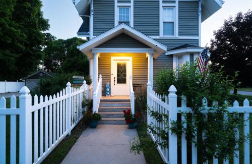 South Haven House | For Pete's Sake - private pickleball court & 2 blocks to beach!