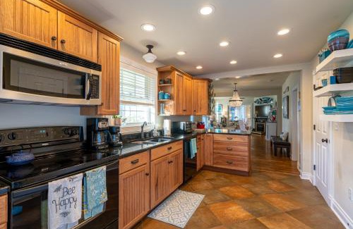 South Haven House | For Pete's Sake - private pickleball court & 2 blocks to beach!