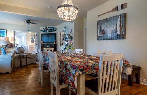 South Haven House | For Pete's Sake - private pickleball court & 2 blocks to beach!