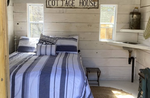 Hubbards Cabin | For the folks looking for a rustic getaway. Outdoor gravity fed shower heated☀️