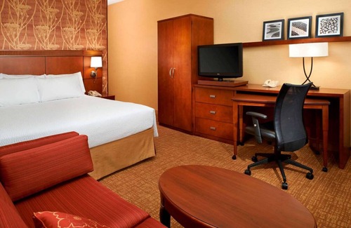 Auburn Hills Resort | For The Whole Family! 4 Modern and Pet-friendly Units, Indoor Swimming Pool!
