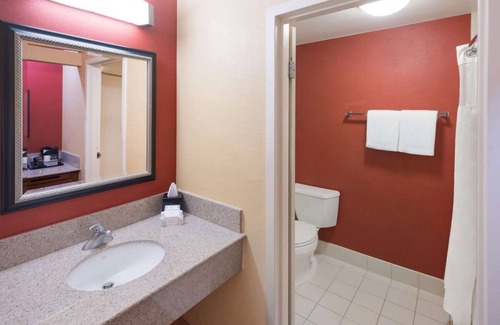 Auburn Hills Resort | For The Whole Family! 4 Modern and Pet-friendly Units, Indoor Swimming Pool!