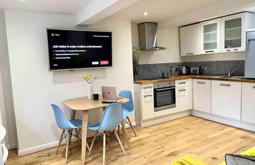 Reading Apartment | Forbury Apartment, 3 guests, Free Parking & Wifi, close to Uni, Hospital & Town Centre