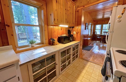 Mercer Cabin | Ford's Talpine Cottage on Echo Lake | 2-bedroom lakefront near town