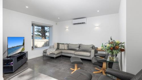 Salamander Bay House | Foreshore Bliss