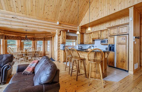 Fiddler Lake Resort Ski Chalet | Forest Getaway, Soak in the Spa, Sauna, Fireplace