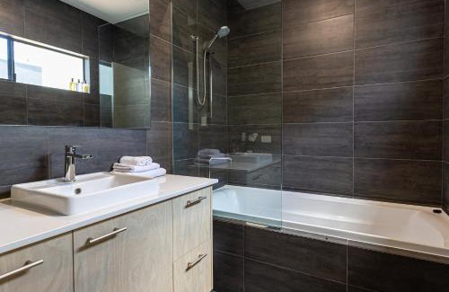 Margaret River House | Forest Getaway - walk to Margaret River town - NEW