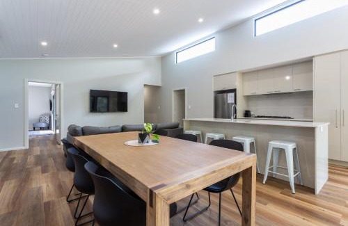 Margaret River House | Forest Getaway - walk to Margaret River town - NEW