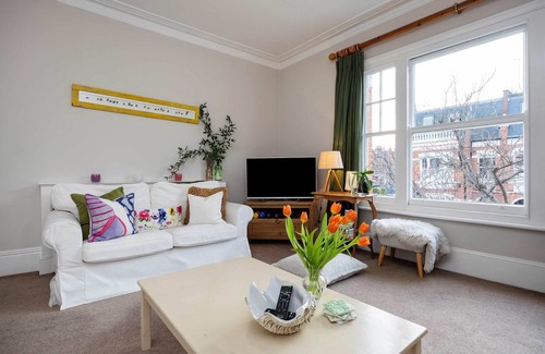 Parsons Green and Walham Apartment | Forest Greens, by Veeve