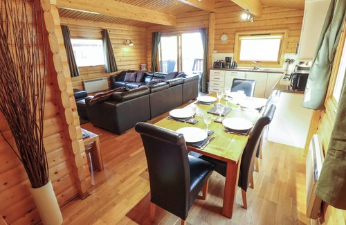 Kenwick Cottage | FOREST LODGE KENWICK PARK, pet friendly in Kenwick Woods
