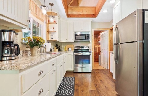 Sugar Pine Cabin | Forest Retreat|Fireplace| 7mi Yosemite King Beds