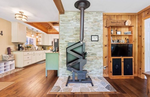 Sugar Pine Cabin | Forest Retreat|Fireplace| 7mi Yosemite King Beds