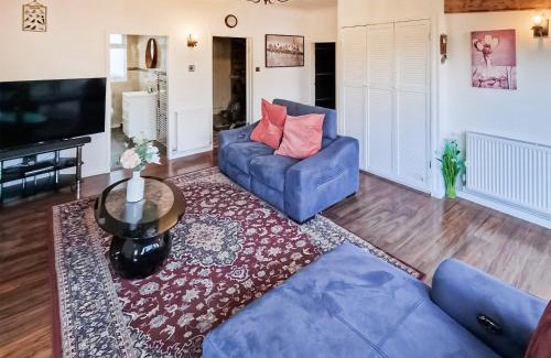 Newark upon Trent House | Forest View Cottage