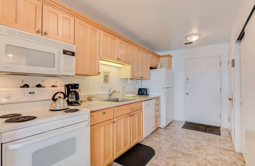 Otter Rock Apartment | Forest View Studio with Full Kitchen & Patio
