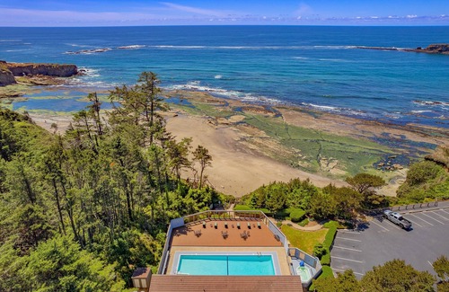 Otter Rock Apartment | Forest View Studio with Full Kitchen & Patio
