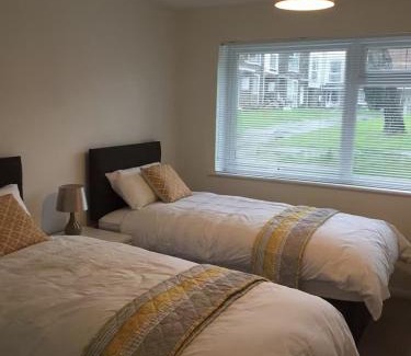 Crawley House | Forest Way Lodge - 2 Bedroom Home In Three Bridges Crawley Near Gatwick