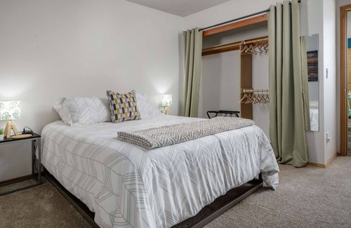 Northwest Portland Condo | Forested Quiet Retreat, Pet Friendly, Private Patio, BBQ, Near Parks, Zoo, 5 Mins to Pearl District