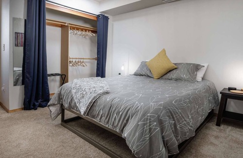 Northwest Portland Condo | Forested Quiet Retreat, Pet Friendly, Private Patio, BBQ, Near Parks, Zoo, 5 Mins to Pearl District