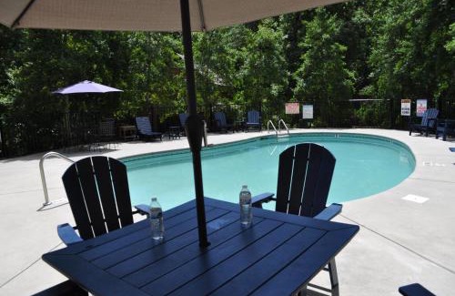 Pigeon Forge Ski Chalet | Forge Chalet- Cozy Stay with Bunks, Views and Hot Tub