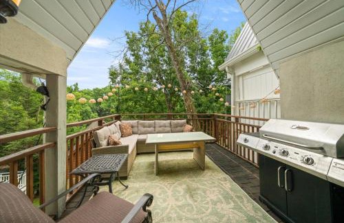 Pigeon Forge Ski Chalet | Forge Chalet- Cozy Stay with Bunks, Views and Hot Tub