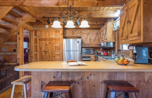 Frank Cabin | Forget Me Not | Cozy Log Cabin & Breathtaking Mountain Views!