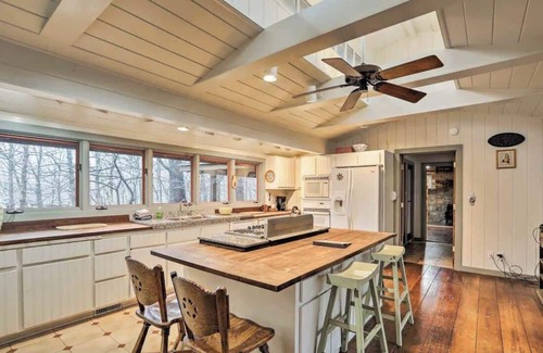 Franklin House | Fork Inn's LakeTrail Lodge, outside hot tub