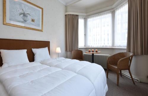 De Panne House | Former hotel in the centre and at 50 metres from the beach in Panne