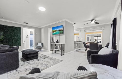 Croissant Park House | Fort Lauderdale Retreat Near Beach & Airport