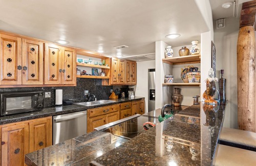 Northeast Santa Fe Hotel | Fort Marcy: Downtown Condo - Walk To Plaza. Wood-Burning Fireplace.