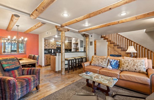 Northeast Santa Fe Hotel | Fort Marcy: Downtown Condo - Walk To Plaza. Wood-Burning Fireplace.