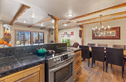 Northeast Santa Fe Hotel | Fort Marcy: Downtown Condo - Walk To Plaza. Wood-Burning Fireplace.