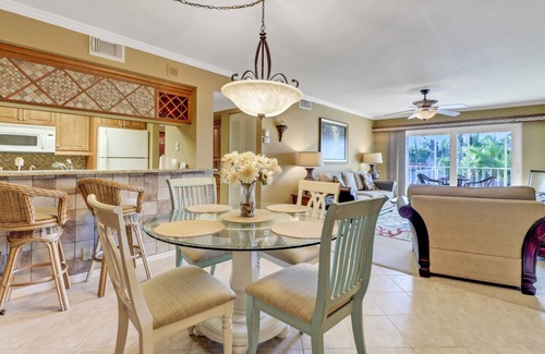 Edgewood Condo | Fort Myers River District Condo Close to Shopping, Dining & Nightlife! Heated Pool & Free Parking!