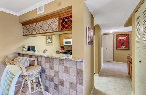 Edgewood Condo | Fort Myers River District Condo Close to Shopping, Dining & Nightlife! Heated Pool & Free Parking!
