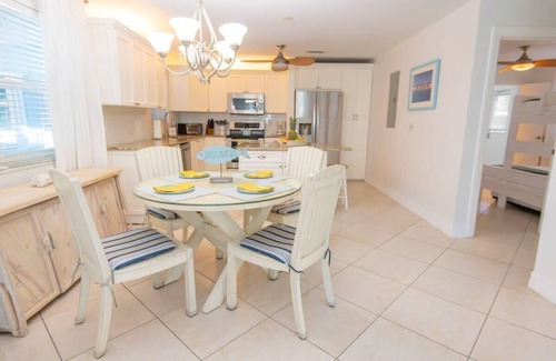 Fort Pierce Shores House | Fort Pierce Coastal Escape 2BD/2BA - Walk to Ocean