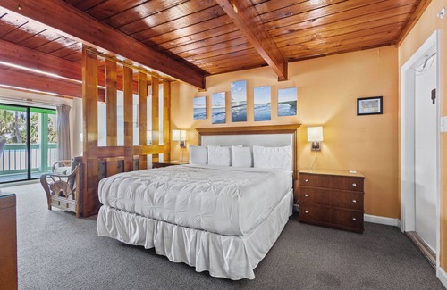 Fort Pierce Hotel | Fort Pierce Oceanfront Inn- Suite- King Bed #6