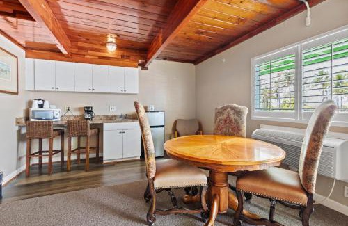 Fort Pierce Hotel | Fort Pierce Oceanfront Inn- Suite- King Bed #6