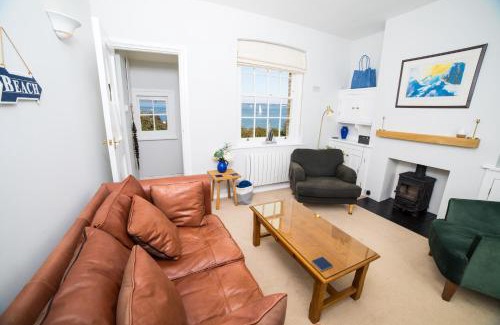 Yarmouth House | Fort Victoria Cottages - Spinnakers