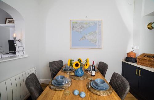 Yarmouth House | Fort Victoria Cottages - Spinnakers