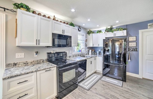 Fort Wayne Condo | Fort Wayne Getaway - Family + Pet Friendly!