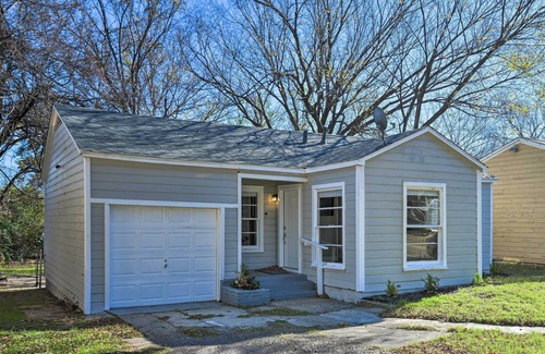 Fort Worth House | Fort Worth Home w/ Yard, 6 Mi to Downtown!