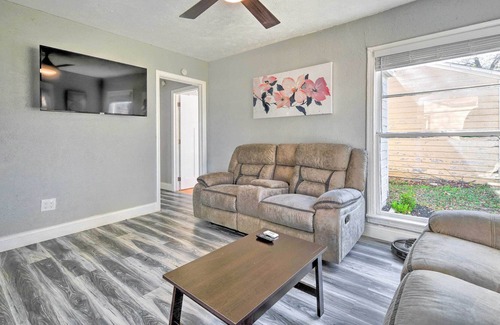 Fort Worth House | Fort Worth Home w/ Yard, 6 Mi to Downtown!