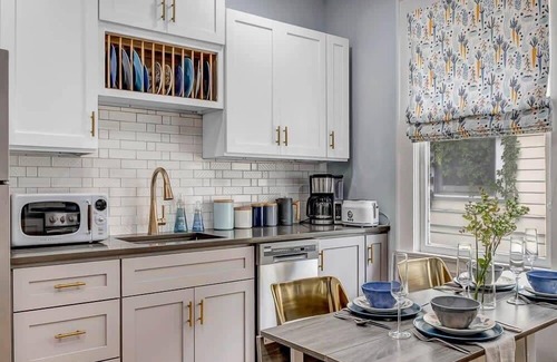 Urban Core Apartment | Forth House - Butterfly Getaway in Historic SPR!