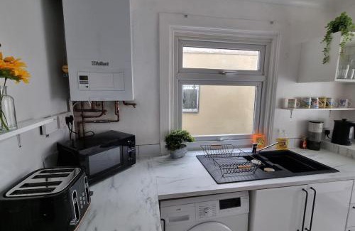 Gosport House | Forton , 3 bed slp 8 Dog-friendly Gosport town house
