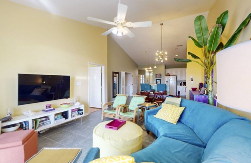 Sunset Island Condo | Fountain-view 4th-floor condo with 3 private beaches, pools, gym, balcony, W/D