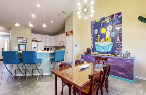 Sunset Island Condo | Fountain-view 4th-floor condo with 3 private beaches, pools, gym, balcony, W/D