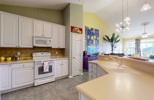 Sunset Island Condo | Fountain-view 4th-floor condo with 3 private beaches, pools, gym, balcony, W/D