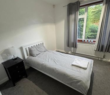 Moorhouse House | Four BDR House By Eason Stays Short Lets & Serviced Accommodation Rugby With Free Parking