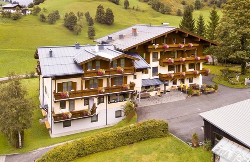 Maria Alm am Steinernen Meer House | Four-bed room, shower, WC, garden side - Hotel Sportalm Hintermoos