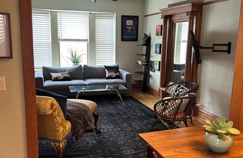 Boystown Apartment | Four bedroom - 2 bathroom apartment