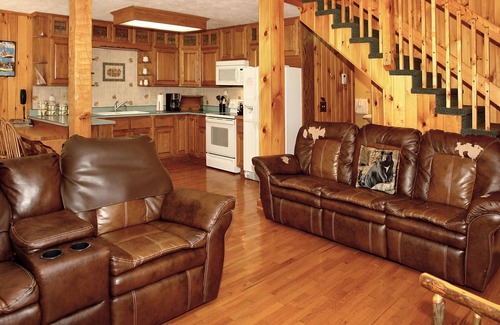 Cosby Cabin | Four Bedroom Cabin in Cosby,TN. Very Private with Beautiful Views of the Smokies